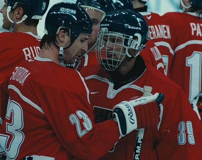 V roce 1998 vyhrálo Česko hokejový turnaj století. V Naganu na olympiádě získalo zlatou medaili s týmem kolem trenéry Hlinky. Nejvýraznějšími postavami byli gólman Dominik Hašek, útočník Jaromír Jágr či střelci důležitých gólů v semifinále a finále Jiří Šlégr a Jiří Svoboda.