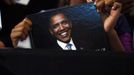 Ahnia Logan, 11, from Toledo holds a book featuring an image of U.S. President Barack Obama in the audience at a campaign event at Bowling Green State University in Bowling Green, Ohio, September 26, 2012. REUTERS/Jason Reed (UNITED STATES - Tags: POLITICS ELECTIONS USA PRESIDENTIAL ELECTION EDUCATION) Published: Zář. 26, 2012, 6:55 odp.