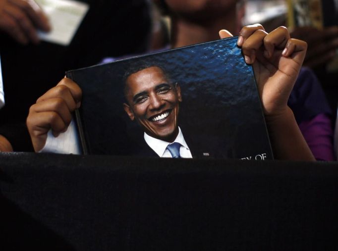 Ahnia Logan, 11, from Toledo holds a book featuring an image of U.S. President Barack Obama in the audience at a campaign event at Bowling Green State University in Bowling Green, Ohio, September 26, 2012. REUTERS/Jason Reed (UNITED STATES - Tags: POLITICS ELECTIONS USA PRESIDENTIAL ELECTION EDUCATION) Published: Zář. 26, 2012, 6:55 odp.