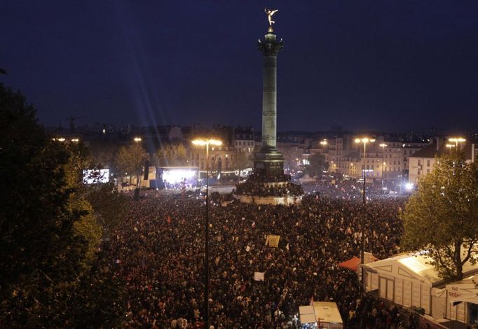 Oslavy na náměstí Bastily v Paříži.