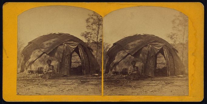 Indiánka před wigwamem. USA, rok 1865