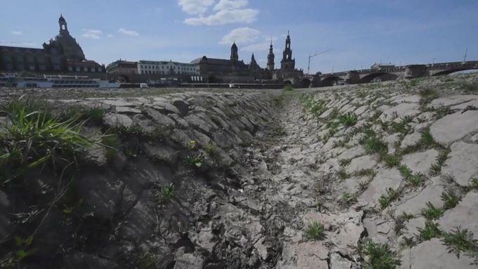 Převážná část koryta Labe je v Drážďanech už na konci dubna suchá. Na druhé straně hranic v Česku, odkud řeka do Německa přitéká, není situace lepší.