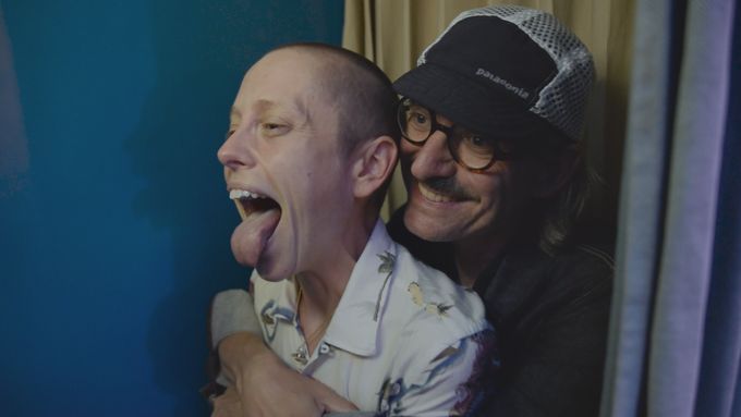 Fotografka Marie Tomanová a její osobní i umělecký partner, historik umění, Thomas Beachdel ve snímku Svět mezi námi.