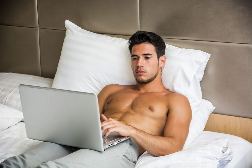 Model, muž, počítač, postel