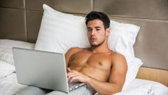 Model, muž, počítač, postel