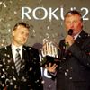 Premiér Topolánek předává cenu Podnikateli roku 2006 Pavlu Juříčkovi