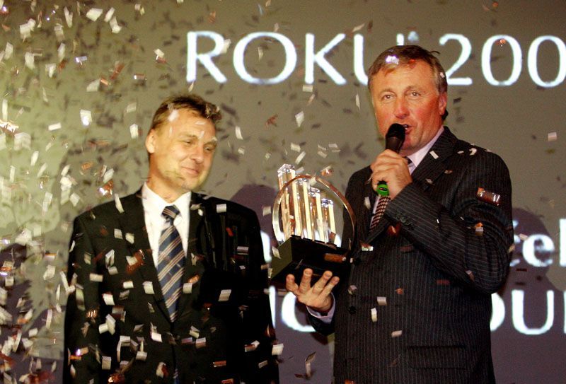 Premiér Topolánek předává cenu Podnikateli roku 2006 Pavlu Juříčkovi