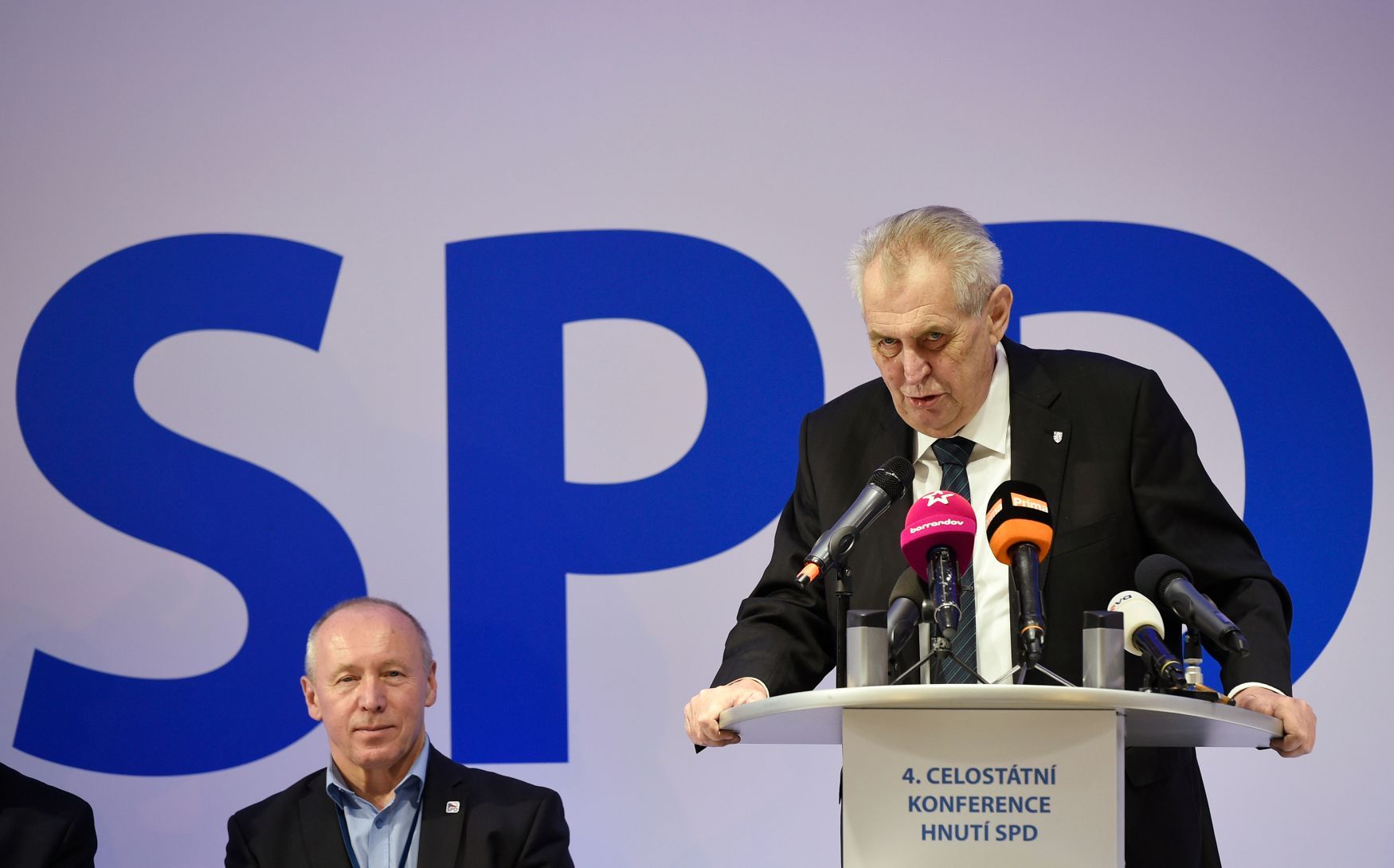 Miloš Zeman hovoří na sjezdu SPD.