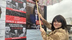 Předseda SOCDEM Jana Maláčová po schůzce s exprezidentem Milošem Zemanem při vylepování posledních předvolebních plakátů.
