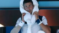 Hráči si příliš neodpočinuli ani ve stínu, kde bylo podle teploměrů 40 stupňů. Novak Djokovič využili zchlazení v podobě ručníků plněných ledem. "Bylo to brutální," poznamenal Djokovič,