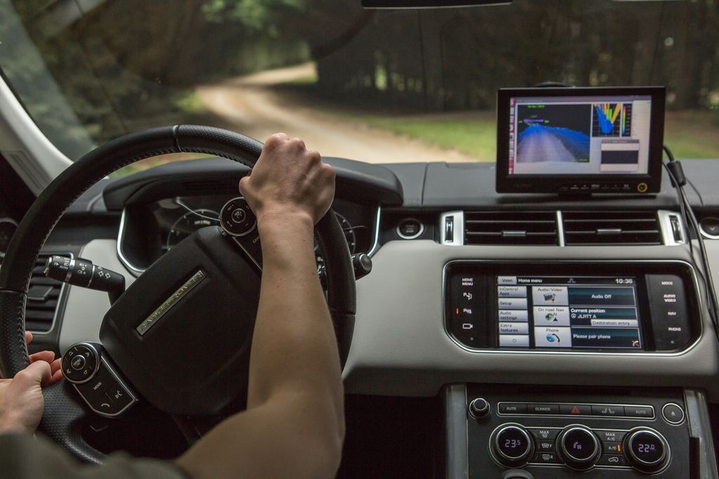Autonomní řízení vozů Jaguar Land Rover v terénu