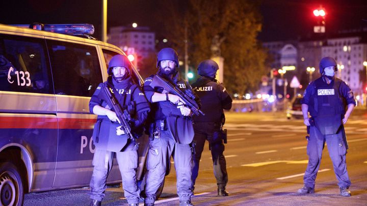 Přehledně: Co zatím víme o teroru ve Vídni. Připomíná způsob útoků Islámského státu