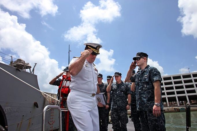 April 25, 2011 - Fort Lauderdale, Florida, U.S. - -- Fort Lauderdale, Fla. -- Commander John Gearhart salutes as he disembarks the USS Annapolis (SSN 760), a S6G nuclear reactor powered fast attack submarine, at Port Everglades in Fort Lauderdale on Monday. The USS Annapolis measures 362 ft. in length and 33 ft. at the beam, a diving depth of over 400 ft., 27+ mph, 12 vertical launch missile tubes, 4 torpedo tubes, and a crew of 130 enlisted submariners. The submarine was commissioned April 11, 1992 with its homeport in Groton, Connecticut. USS Annapolis sailed to the 21st Anniversary of Fleet Week at Port Everglades, Fort Lauderdale. (Credit Image: © Gary Coronado/The Palm Beach Post