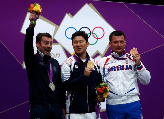 Olympijští medailisté ve vzduchové pistoli na 10 metrů - zlatý Jihokorejec Jong-oh Jin, stříbrný Ital Luca Tesconi a bronzový Srb Andrija Zlatič na OH 2012 v Londýně.