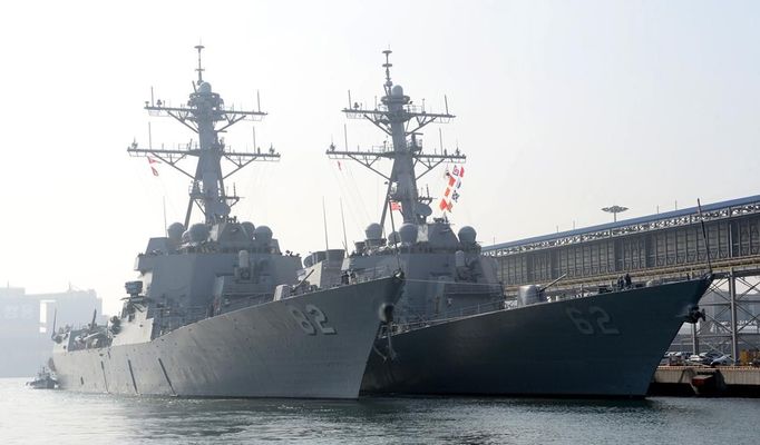 Americká plavidla USS Lassen (DDG 82) and USS Fitzgerald (DDG62) kotví v jihokorejském přístavu před začátkem každoročních manévrů.