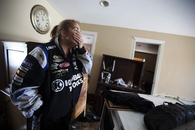 Renter Donna McBride reacts to seeing the damage done to her home by the storm surge of Hurricane Sandy in Lindenhurst, New York, October 31, 2012. The U.S. Northeast began crawling back to normal on Wednesday after monster storm Sandy crippled transportation, knocked out power for millions and killed at least 45 people in nine states with a massive storm surge and rain that caused epic flooding. REUTERS/Lucas Jackson (UNITED STATES - Tags: ENVIRONMENT DISASTER) Published: Říj. 31, 2012, 5:10 odp.