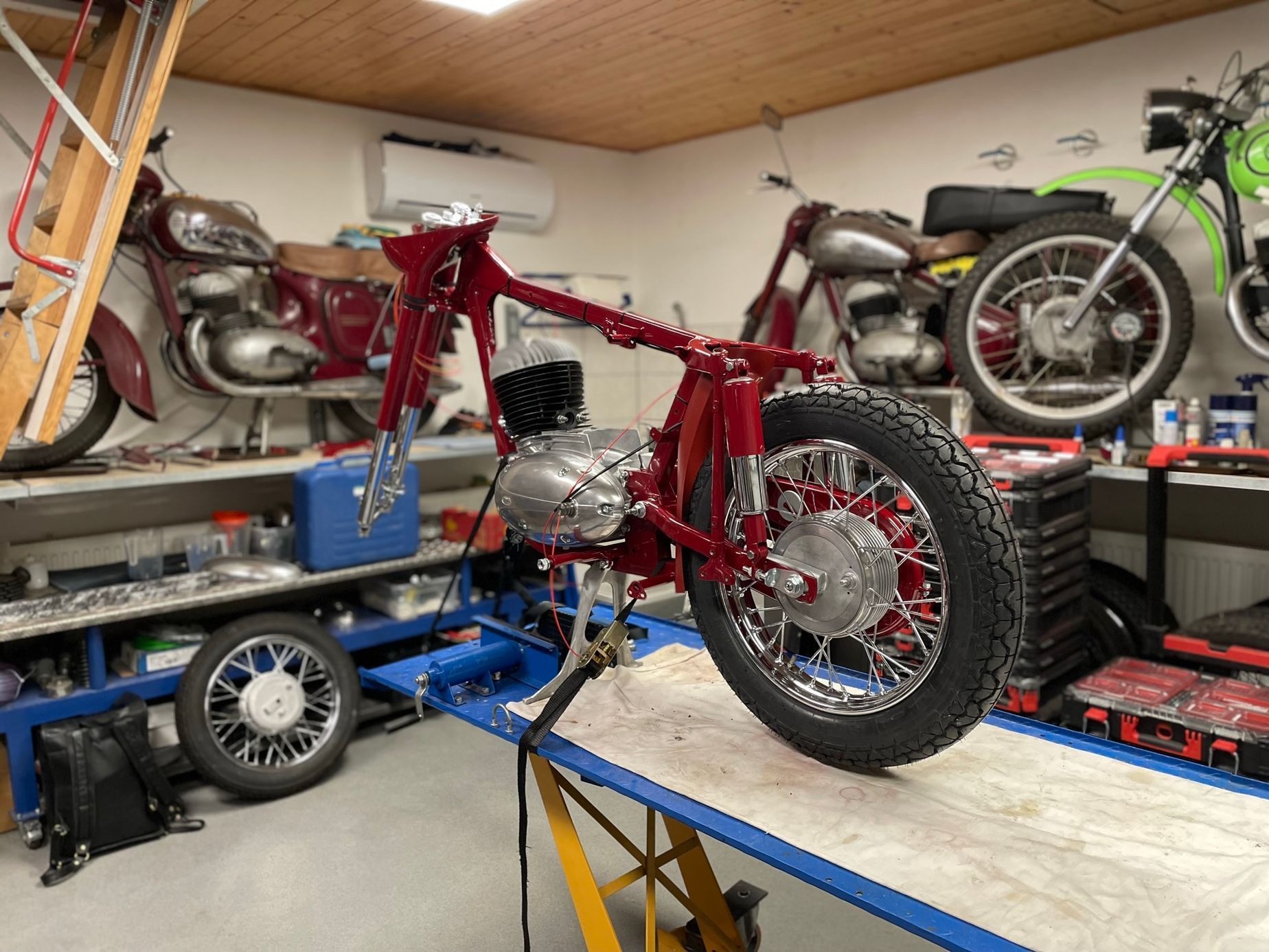 Renovujeme Jawu, 7. díl, první skládání motocyklu