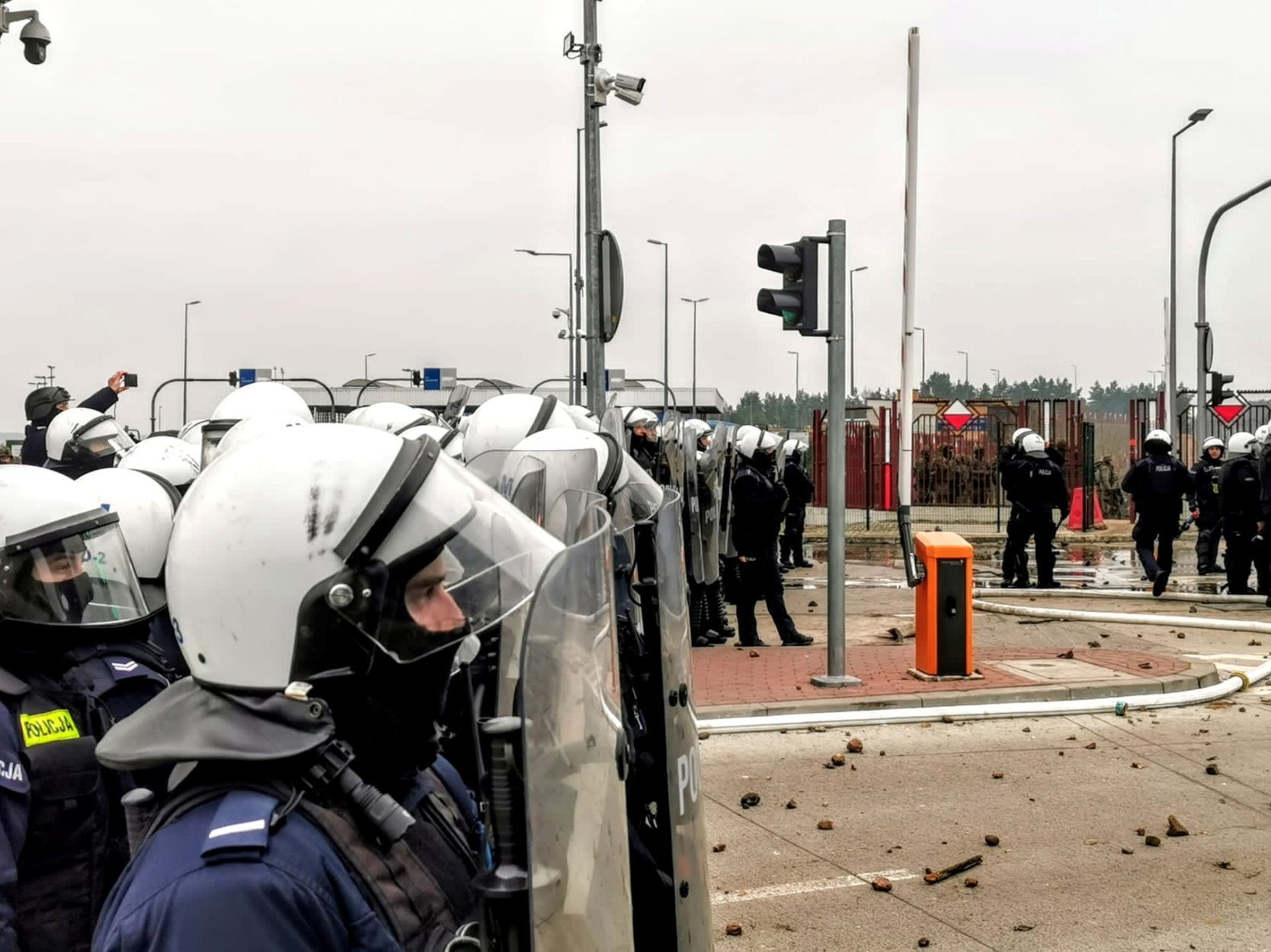 Polští policisté v šiku na hraničním přechodu Kuznica s Běloruskem.