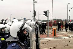 Neustupujme Lukašenkovi. Migranti budou na hranici ještě měsíce, říká polský reportér