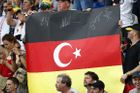 Fanoušci v hledišti basilejského stadionu drží před startem prvního semifinále Eura "německo-tureckou vlajku".