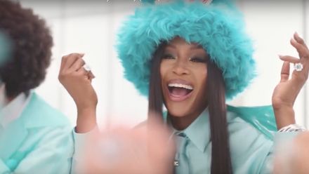 Selena zápasí s žábou, Naomi je Bláznivý kloboučník. Nejlepší letošní vánoční reklamy