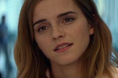 Tom Hanks a Emma Watson v thrilleru Circle šmírují svět skrze moderní technologie