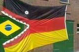 Německý žralok polyká brazilskou vlajku. Krásná ukázka lidové tvořivosti.