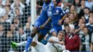 Fotbalista Chelsea Ramires v souboji s Kylem Walkerem v utkání anglické Premier League 2012/13 proti Tottenhamu.