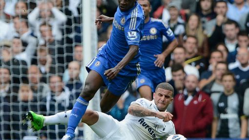 Fotbalista Chelsea Ramires v souboji s Kylem Walkerem v utkání anglické Premier League 2012/13 proti Tottenhamu.