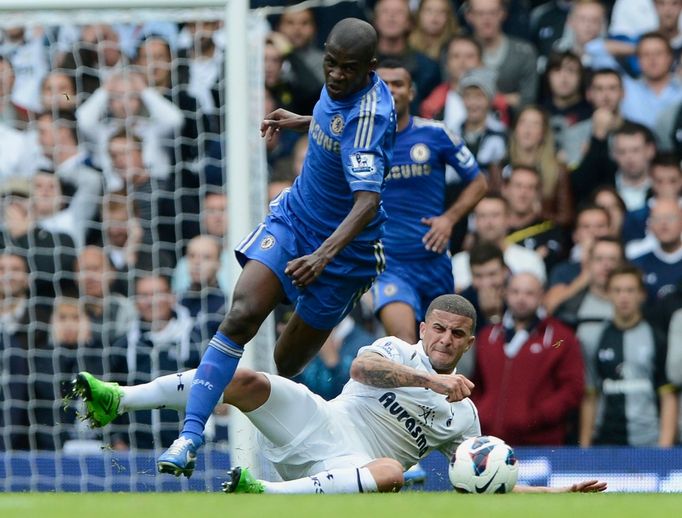 Fotbalista Chelsea Ramires v souboji s Kylem Walkerem v utkání anglické Premier League 2012/13 proti Tottenhamu.