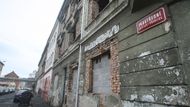 Předlice bývaly malebnou čtvrtí. Dnes je jejich krása ta tam a zchátralé domy obývají lidé na hranici chudoby. Privatizace městského bytového fondu v devadesátých letech nedopadla úplně šťastně a domy skoupili podnikatelé, kteří se specializují na obchod s chudobou.