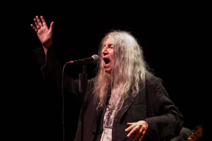 Patti Smith se svou kapelou Patti Smith Quartet: Jackson Smith (kytara), Tony Shanahan (klávesy/baskytara) a Seb Rochford (bicí) v pražském sále Fora Karlín.