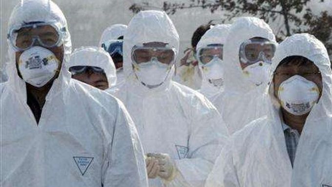 Jihokorejští zdravotníci vstupují na drůběží farmu, kde se objevil virus H5N1.