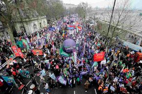 Britští odboráři protestovali v Londýně proti škrtům