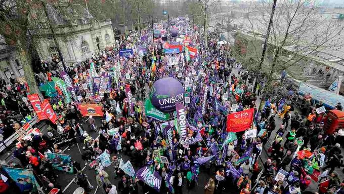 Britští odboráři protestovali v Londýně proti škrtům