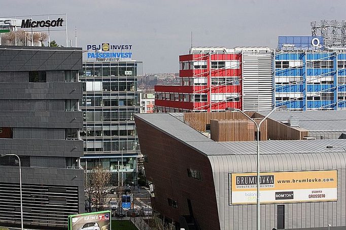 Jen kousek od stanice metra Budějovická, když člověk projde kolem poválečného panelákového sídliště a pak pochoduje podél rušné silnice, se svými logy honosí velké světové značky.