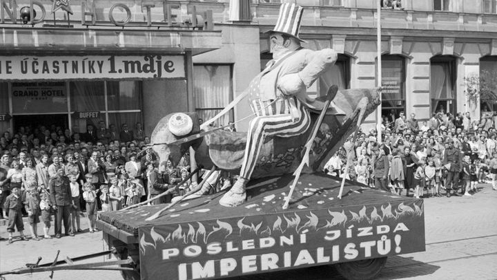 Socialistická propaganda v čele májových průvodů. Bizarní i vážné alegorické vozy