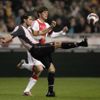 Daniel Jarque z Espanyolu Barcelona bojuje o míč s Janem Huntelaarem z Ajaxu Amsterodam v zápase Poháru UEFA.