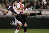 Daniel Jarque z Espanyolu Barcelona bojuje o míč s Janem Huntelaarem z Ajaxu Amsterodam v zápase Poháru UEFA.
