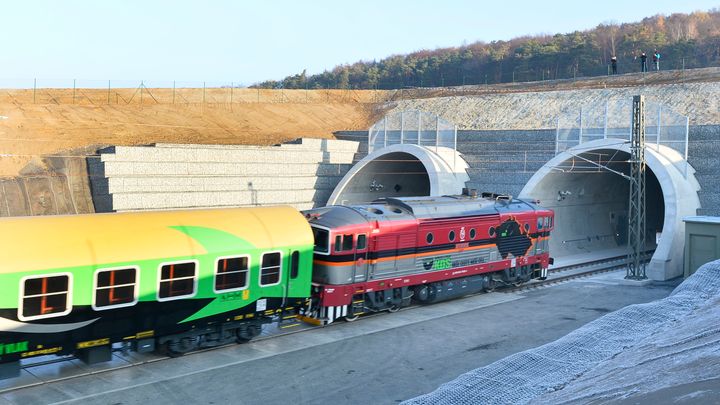 Nejdelší tunel v Česku slaví narozeniny. Z Rokycan se díky němu stalo předměstí Plzně