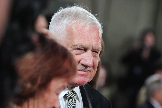 Václav Klaus. Fotografie z příprav na zahájení ceremoniálu udílení státních vyznamenání prezidentem ČR Milošem Zemanem na Pražském Hradě. 28. 10. 2019.