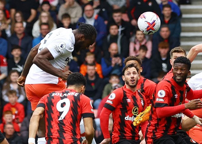 Michail Antonio z West Hamu otevírá hlavou skóre utkání anglické Premier League proti Bournemouthu