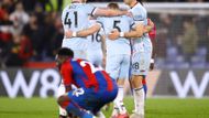 Na stadionu Crystal Palace při vydřené výhře 3:2 odehrál celý zápas Tomáš Souček, celé utkání v Selhurst Parku strávil na trávníku také Vladimír Coufal. Takto se oba Češi po závěrečném hvizdu radovali s kapitánem Declanem Ricem.