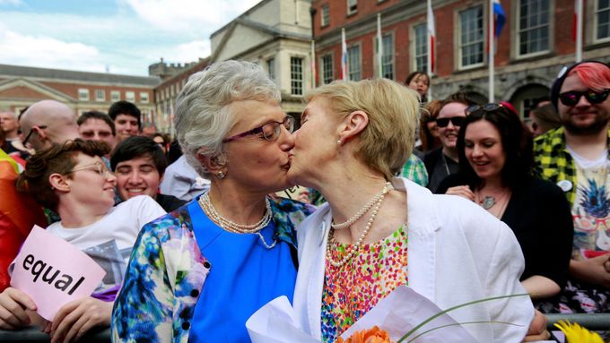 Snímek z referenda, ve kterém Irové schválili sňatky gayů a leseb.