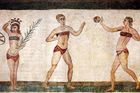3. století př. n. l. - V době Aristotélově nevznikaly velké myšlenky jen v oboru filosofie. I móda zažila období, kdy se stejně jako duch, uctívalo i lidské tělo. Mozaika na Sicílii dokazuje, že bikiny nejsou skandálním výmyslem dvacátého století. Už tři sta let před narozením Krista římské ženy sportovaly na pláži a koupaly se v dvoudílných plavkách.