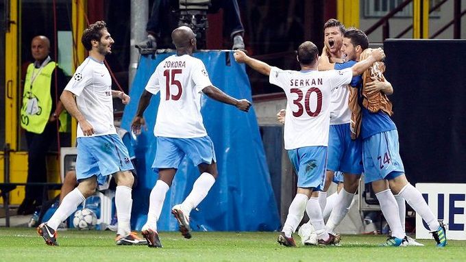 Fotbalisté Trabzonsporu oslaví gól Ondřeje Čelůstky