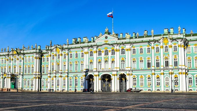 Pohled na Zimní palác, který dal postavit car Petr I. Veliký. Součástí budov Ermitáže je od dob Kateřiny Veliké.
