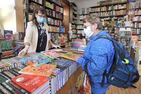 Knihkupectví otevřela, lidé chodí. Návrat k tržbám před krizí ale nikdo nečeká
