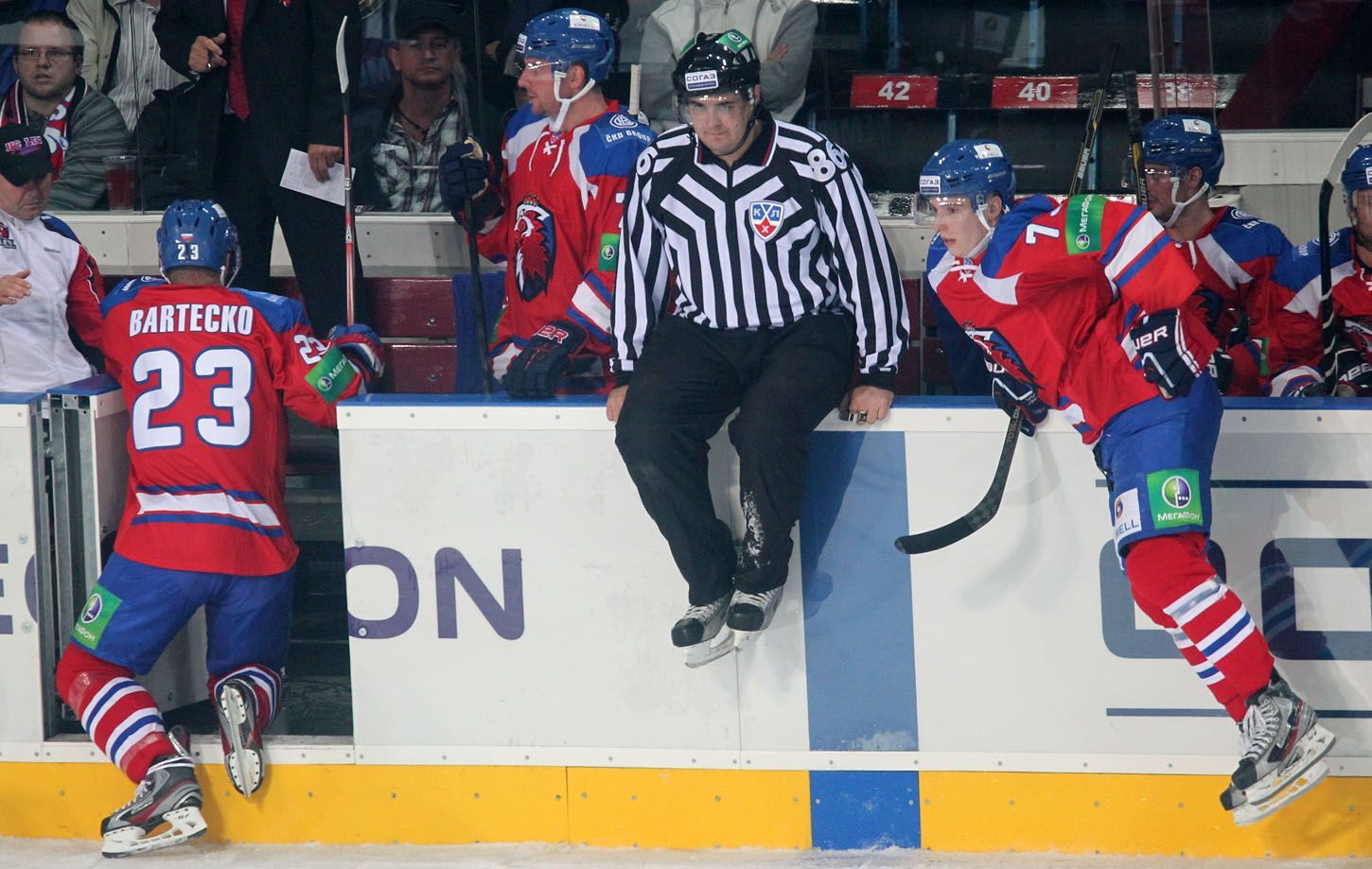 Hokejista Ľuboš Bartečko směřuje na střídačku v utkání KHL 2012/13 mezi Lvem Praha s Dinamem Riga .