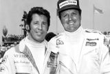 Pouze Mario Andretti a další zámořská legenda A.J. Foyt vyhráli závod Indianapolis 500 i Daytona 500.